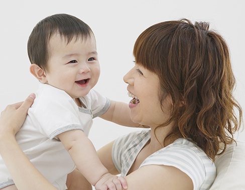 笑っている赤ちゃんと女性