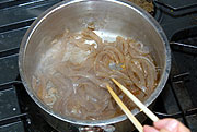 小鍋に入れて火にかけ、しょう油小さじ１を加えて炒りつけ味をしませる。