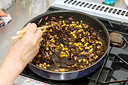 ベーコンを別皿にとり、フライパンに油を足してひじき、コーンをさっと炒める