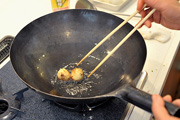 鍋にごま油を熱し、にんにくを入れて香りがたってきたら引きあげる。