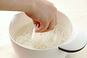 大根は5cmのせん切りにし、水に放ってぴんとさせ、水気を切ってパセリを混ぜておく。