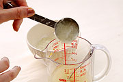 オイルサーディンにレモン汁をふりかけ、ドレッシングの材料を混ぜ合わせておきます。