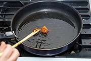 フライパン（又はキャセロール）にオリーブオイルをひき、ニンニクのスライスを入れて色づいたらすぐにきのこを加えソテーする。