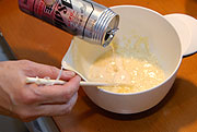 てんぷら粉にビールを加え、泡だて器で混ぜる。通常のてんぷらの衣より、やや重めになるように硬さをビールで調節する。