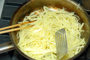 フライパンにオリーブオイルを入れて熱し、ポテトをソテーする。