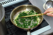 手鍋にオリーブオイルを入れ、にんにくとパセリのみじん切りを加えてソテーする。