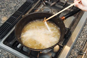 ししゃもに小麦粉をつけてから揚げにし、レモン汁をふる。