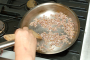 ベーコンは細切りにしてフライパンでカリカリになるまで炒める。