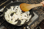 玉ねぎはくし型に切り、オイルでじっくり炒めておく(10～20分)。