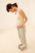 妊娠すれば体重が増えるのは当然のこと 赤ちゃんは育っているのだし、ホルモンの影響で体に脂肪がつきやすくなっています。