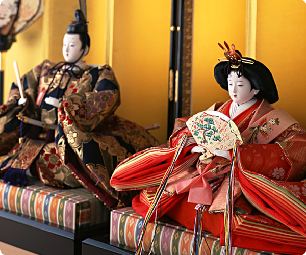 ひな人形は立春から、ひな祭りの2週間ぐらい前までには飾っておきましょう