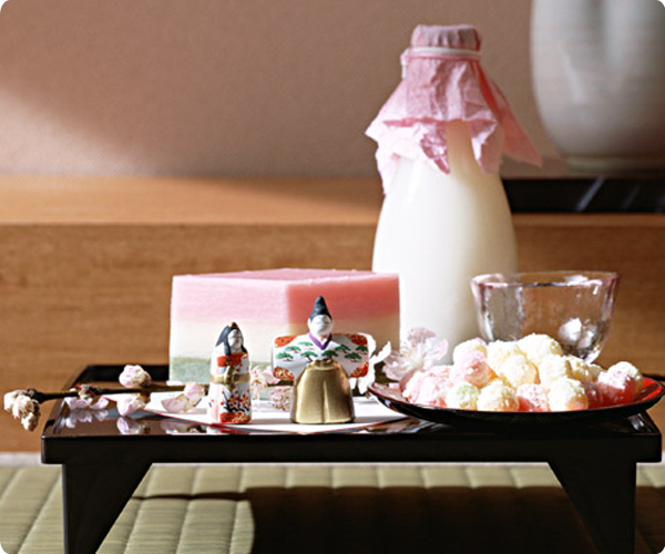 3月3日ひな祭り当日または前日の晩にご両親や親しい方々を招待し、桃の花を飾り、ひしもち、ひなあられ、甘酒などでお祝いします