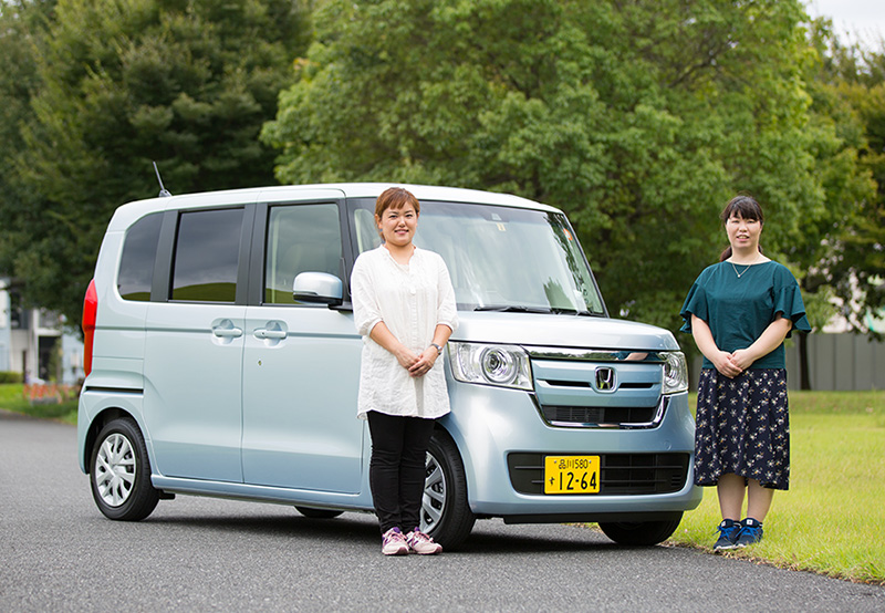 車内へのチャイルドシートの持ち込みや設置は、高い天井のおかげで腰などカラダに負担をかけずに行えます。