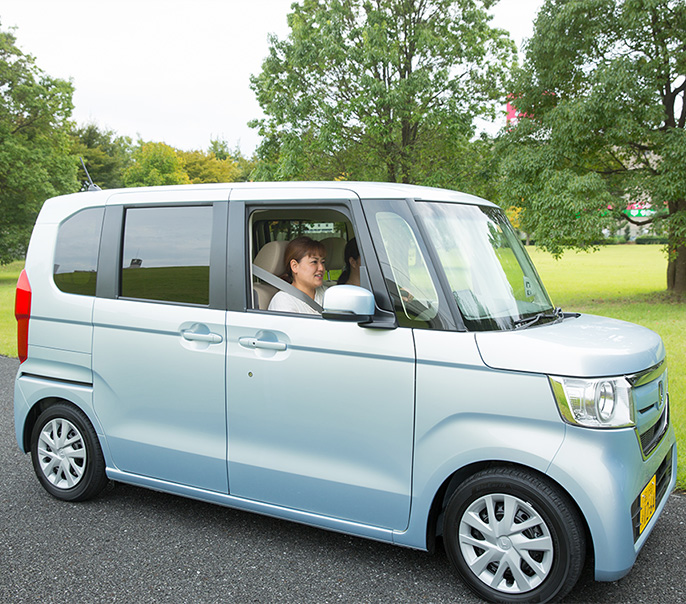 広い開口部のドアと高い天井のおかげで、抱っこしながらでもラクに子どもを乗車させることができます。