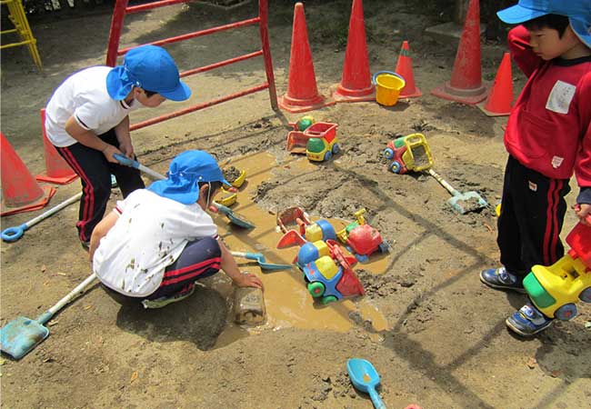 園庭で遊ぶ園児たちのの様子