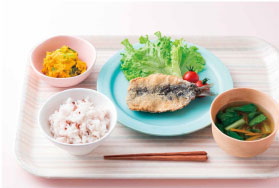 いわしのおからフライ。小麦粉、卵、パン粉で作る衣を、栄養満点のおからパウダーと水溶き上新粉で代用しました。