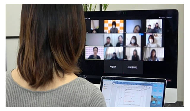 PCに向かいオンラインチャットする女性