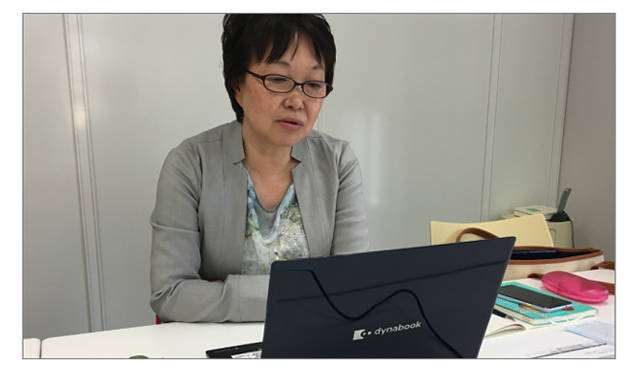 PCの前に座っている両親学級の先生