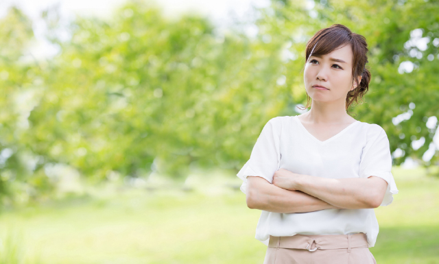 考え事をする女性