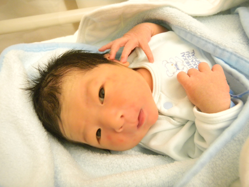 入産まれた翌日。中津済生会病院にて。 産まれた翌日。中津済生会病院にて。