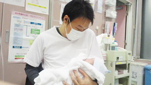 ゆうくんを抱っこするまぁさん 私の出産ドキュメント ゆうくんを抱っこするまぁさん 私の出産ドキュメント