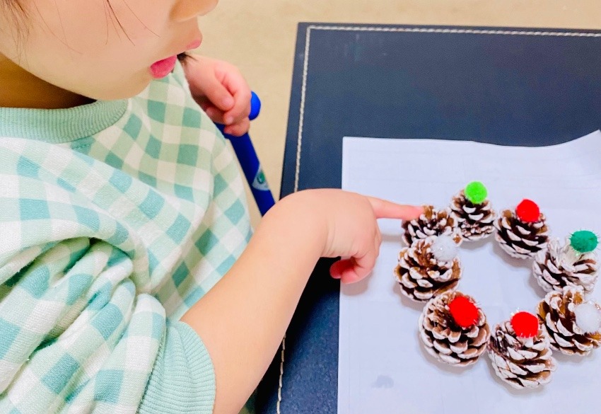 松ぼっくりでクリスマスリース🎅