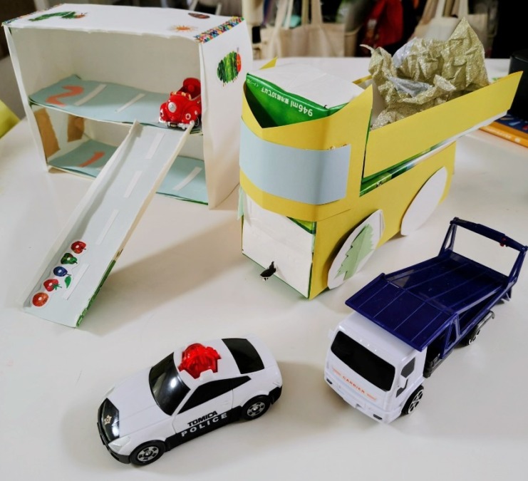 クリスマスダンプカーと働く車の駐車場