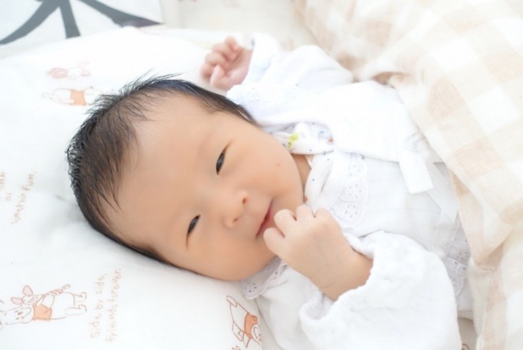 新生児微笑 生後0歳0ヶ月 7日目 の写真 ベビカム成長記録 妊娠 出産 育児に関する総合情報サイト ベビカム