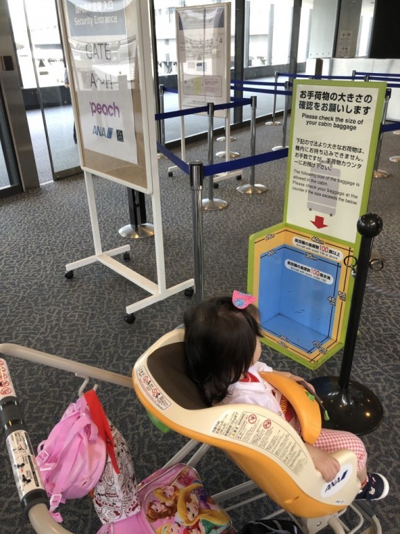 空港に到着。これから、大好きな飛行機に乗って北海道へ #家族 #おでかけ
