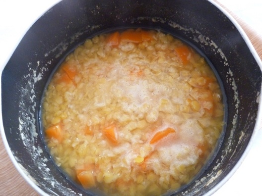 鍋に分量の水をレンズ豆とにんじんを入れて火にかけ、にんじんが軟らかくなるまで煮る。
やわらかくなったら、そのままミキサーにかけてクリーム状にする。
