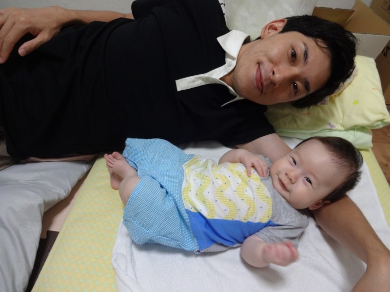 お父さんの腕枕でごきげん 日記 にこごまさんのブログ 妊娠 出産 育児に関する総合情報サイト ベビカム