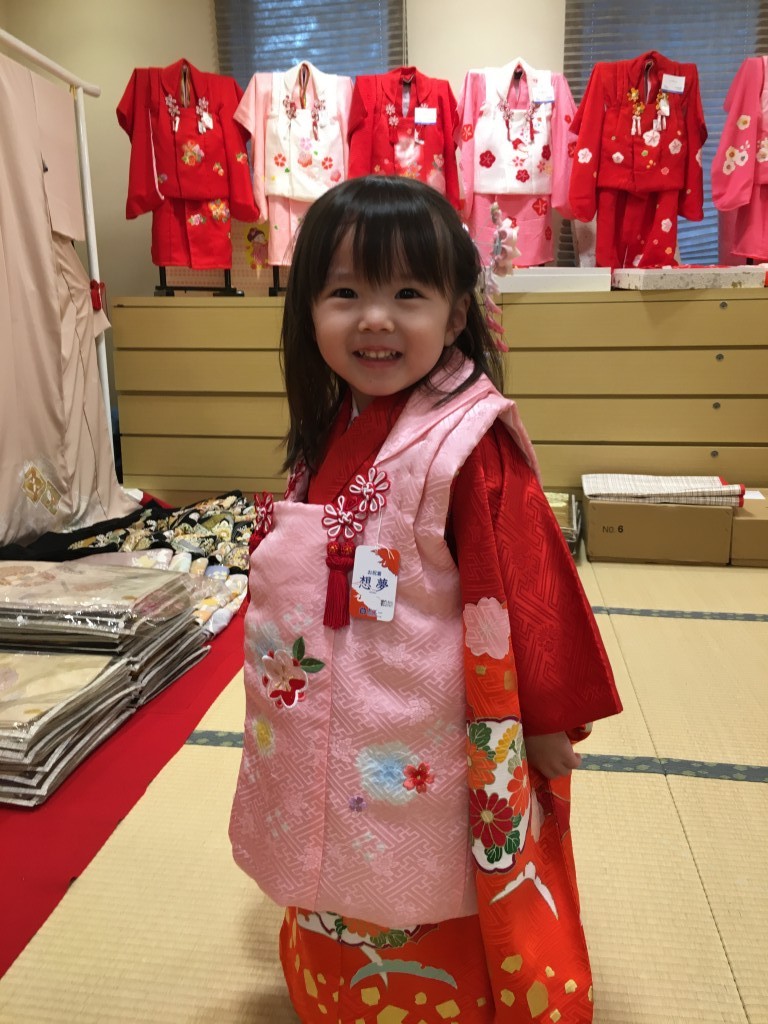 七五三の着物を試着してご満悦 日記 Kasasamaさんのブログ 妊娠 出産 育児に関する総合情報サイト ベビカム