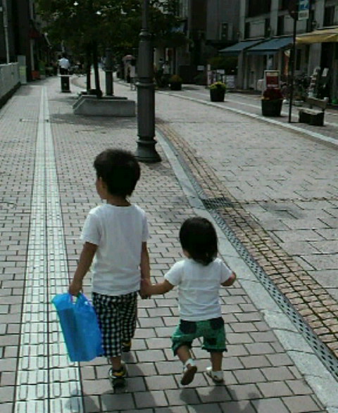 手を引いて歩く 日記 まっきいさんのブログ 妊娠 出産 育児に関する総合情報サイト ベビカム